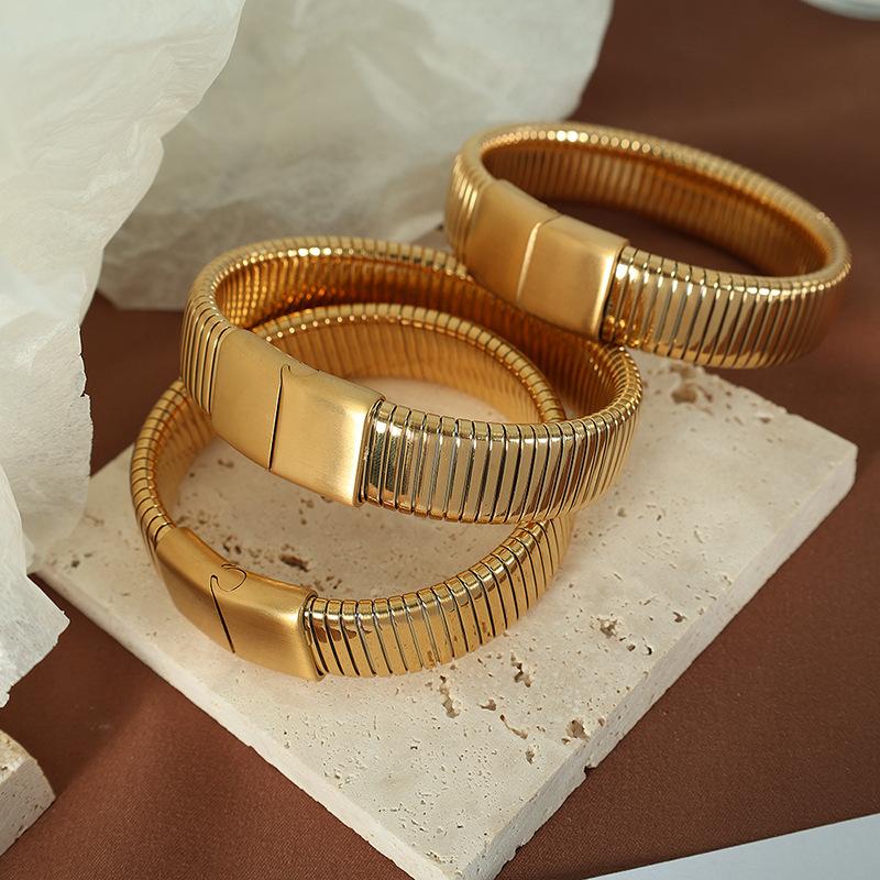 Retro personalized bracelet exaggerated titanium steel fashion light luxury design gold-plated niche magnetic bracelet