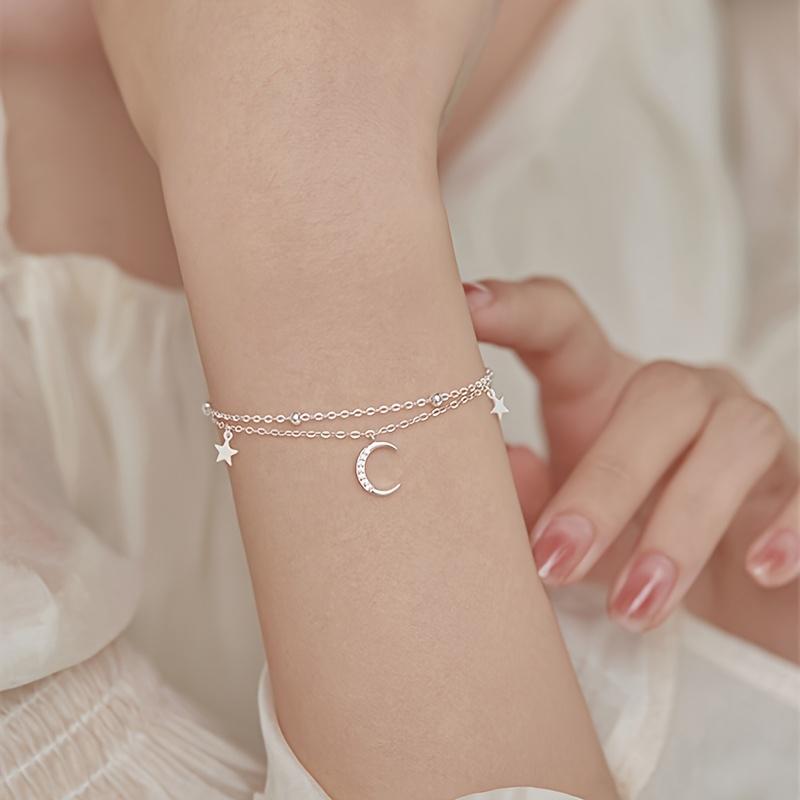 Star Moon Double Layer Bracelet, A Fashionable, Luxurious, Elegant and Niche Delicate Accessory for Women, Suitable for Daily Holiday Gifts.
