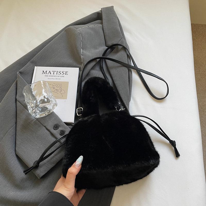 

Popular autumn and winter new large-capacity bags women s shoulder underarm plush bags fashionable foreign style messenger commuter bucket bags чёрный