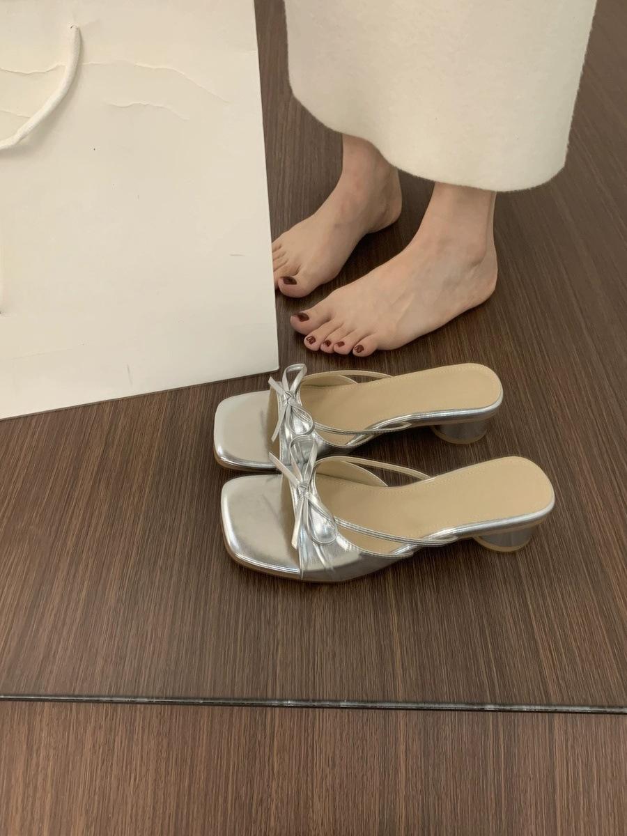 

Французский вечерний бриз низкий каблук открытый носок квадратный носок крутые тапочки женские летние юбка фея красивые толстый каблук сандалии 40 серебряный