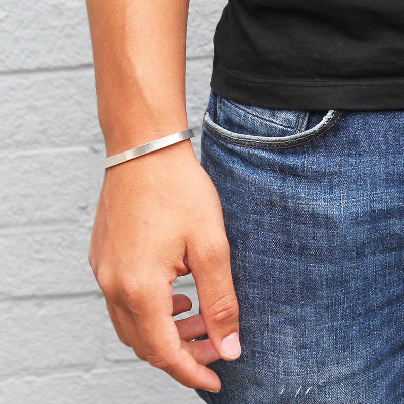 Vnox Kundenspezifisches Basic Klassisches Armreif für Herren Damen Glänzender Edelstahl Schlichter Manschettenarmreif Personalisierter Name Geburtstagsgeschenk