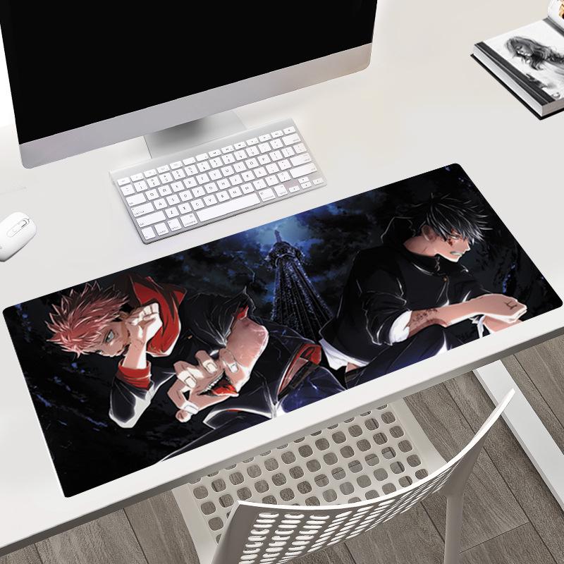 Tapis de bureau Jujutsu Kaisen 40x90x0.3CM avec les personnages Gojo, Yuji et Megumi.