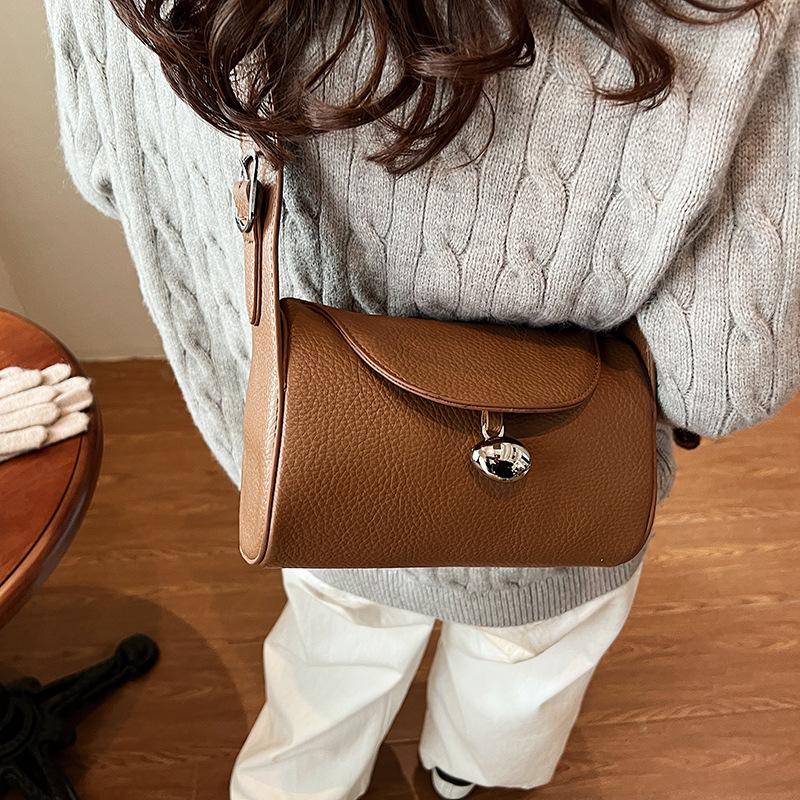 

2025 новая мода женские сумки трендовые сумки-цилиндры нишевая мода повседневные портативные на плечо подмышку сумки 22*10*14 коричневый