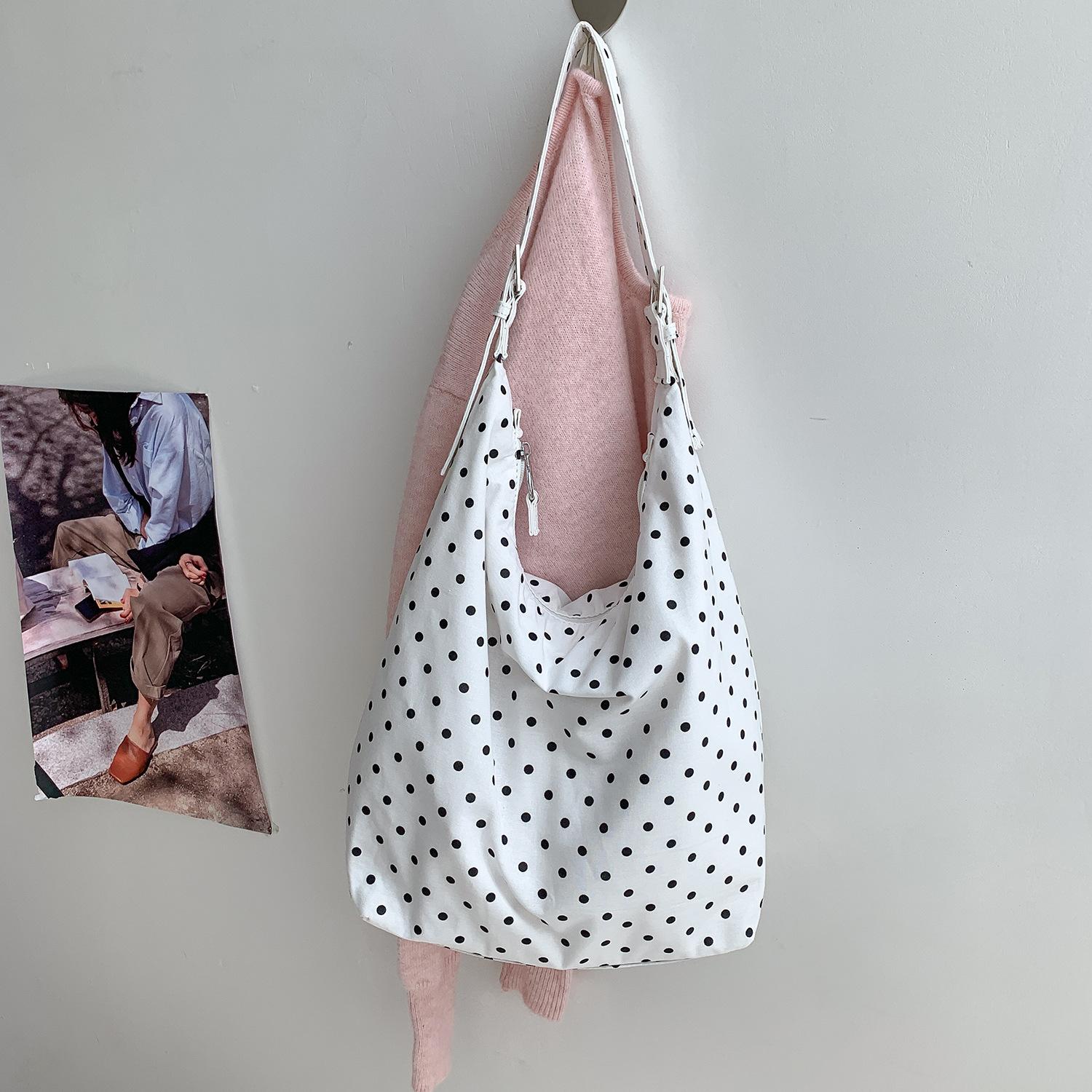 Летняя Новая Волна Корейский Стиль Точка Коммутерская Сумка Тоут Большая Вместимость Девичья Художественный Стиль Одноплечевая Сумка Под Мышку белый