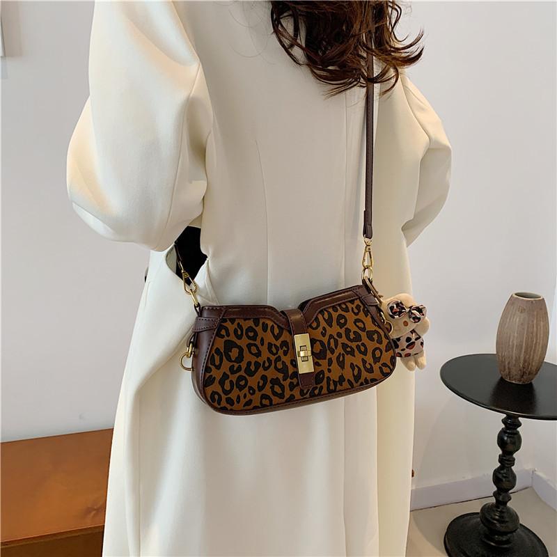This year, the popular retro matte small bag women's 2025 new autumn and winter versatile messenger bag shoulder underarm bag