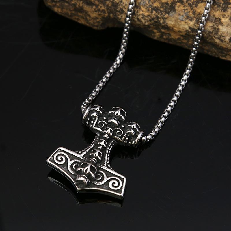 Nowy retro naszyjnik ze stali nierdzewnej z czaszką i młotkiem