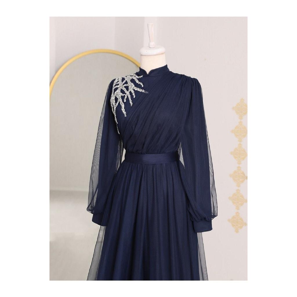 Gedrapeerde avondjurk van tule met riem en steendetail aan de voorkant