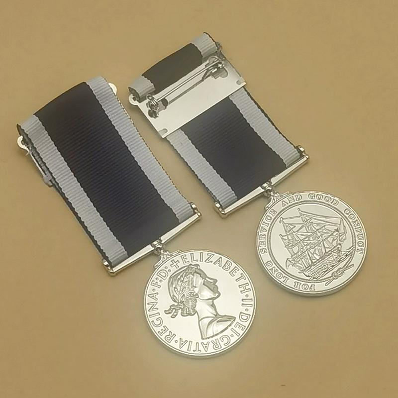 Nachbildung der Britischen Kaiserlichen Marine Langdienestmedaille Elizabeth II. Ausgabe, Anstecknadel-Modell