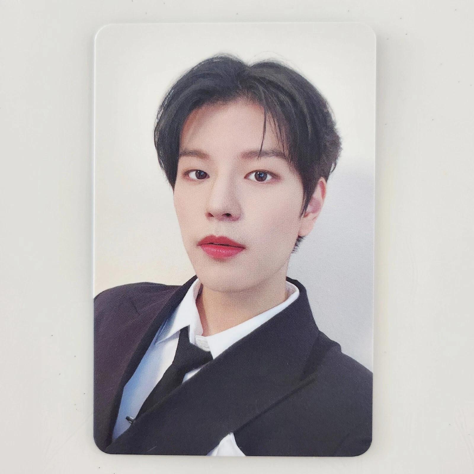 

STRAY KIDS NACIFIC 17-й SKZ IN THE BLACK Двостороння ФОТОКАРТКА ОФІЦІЙНА SEUNGMIN