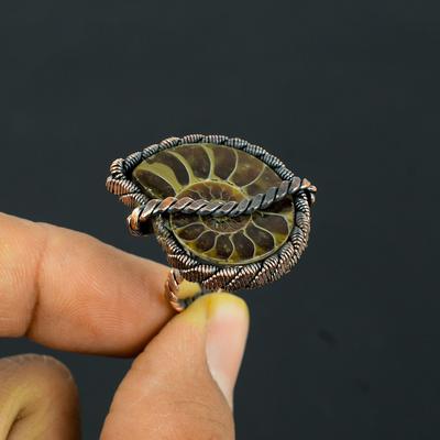 Anillo de joyería hecho a mano envuelto en alambre de cobre con piedras preciosas fósiles de amonita para regalo