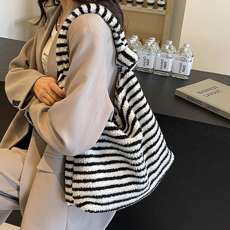 Large Capacity Striped Contrast Shoulder Bag Bag Women's New Lamb Plush Bag Fashion Tote Bag
