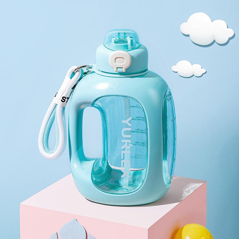 

Large-capacity Sports Water Bottle with Straw, Heat-resistant Portable Water Bottle for Students in Summer 1500ml изумрудный