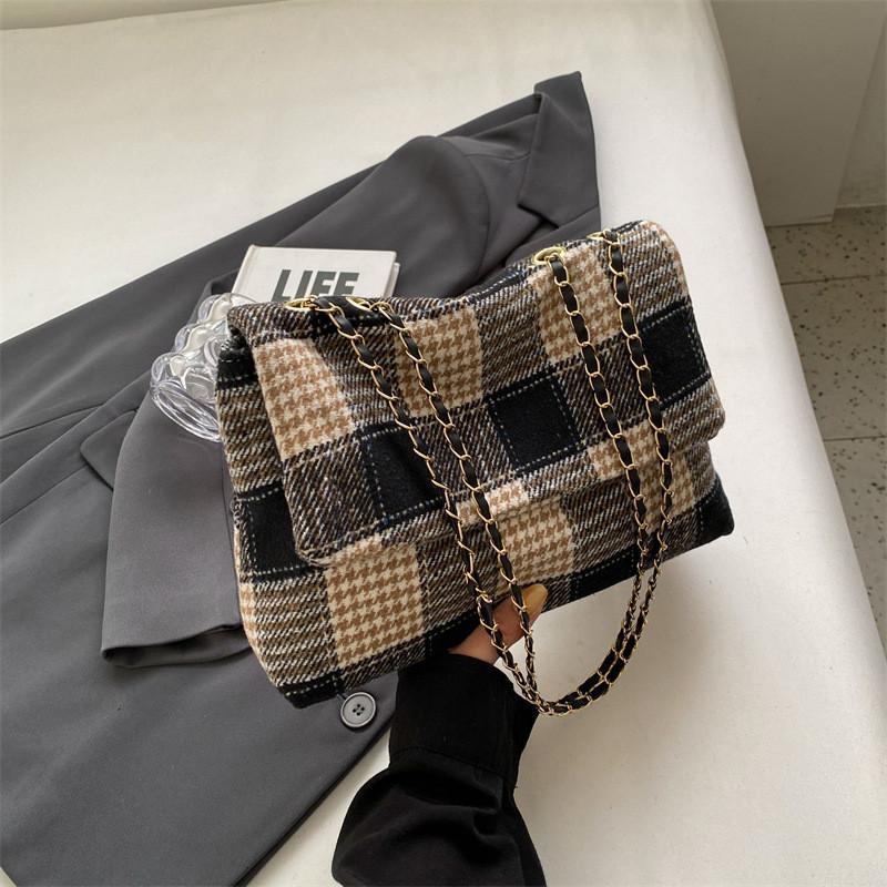 Fashionable Plaid Tote Bag For Autumn Stylish Crossbody Bag Large Capacity Unique Design