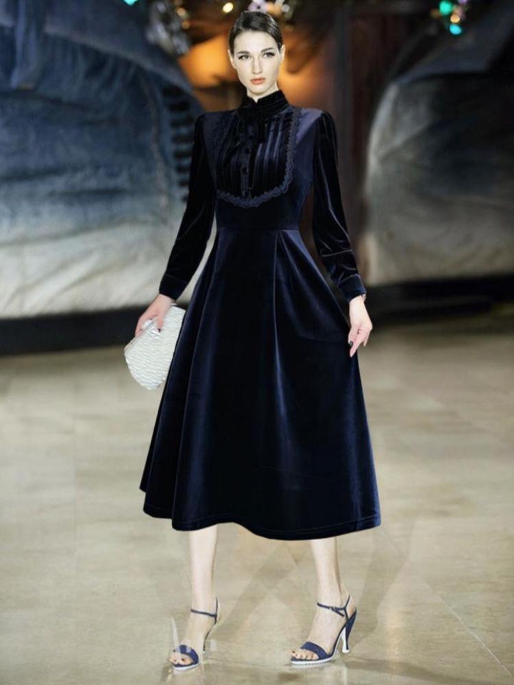 High-End Kveldsdrakt i Gullfløyel med Ståkrage og Lange Ermer