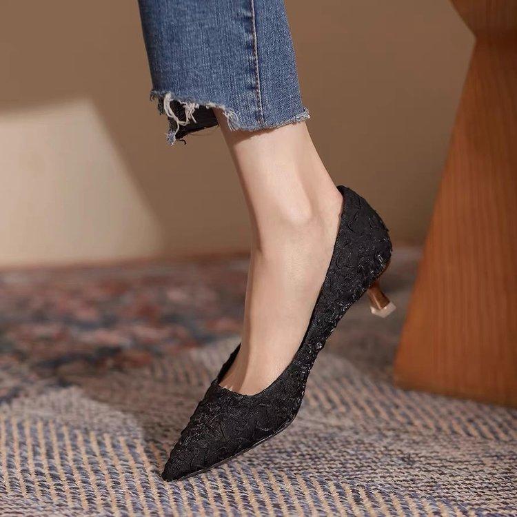 

Large size women s shoes low heel non-slip pointed tip shallow mouth French small high heels spring 2025 new small heels single shoes 40