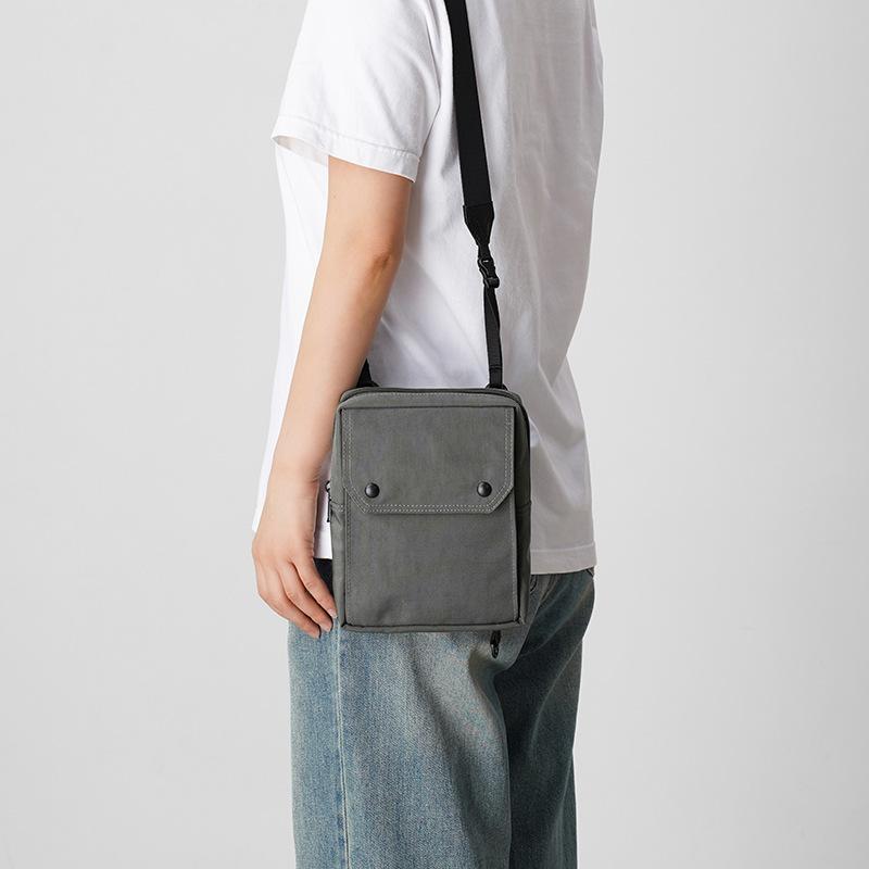 Korean version ins fashion small nylon travel men's and women's mobile phone bags 25 new outdoor leisure shoulder messenger bags