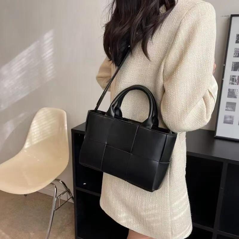 

2025 Autumn/Winter Women s Large Capacity Woven Shoulder & Crossbody Mother-Child Bag чёрный