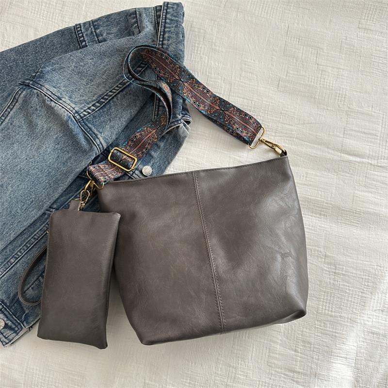 2024 New Simple Casual Bucket Bag Unique Aesthetic Fashion Shoulder Bag Retro Commuter Large Capacity Bag Women Black