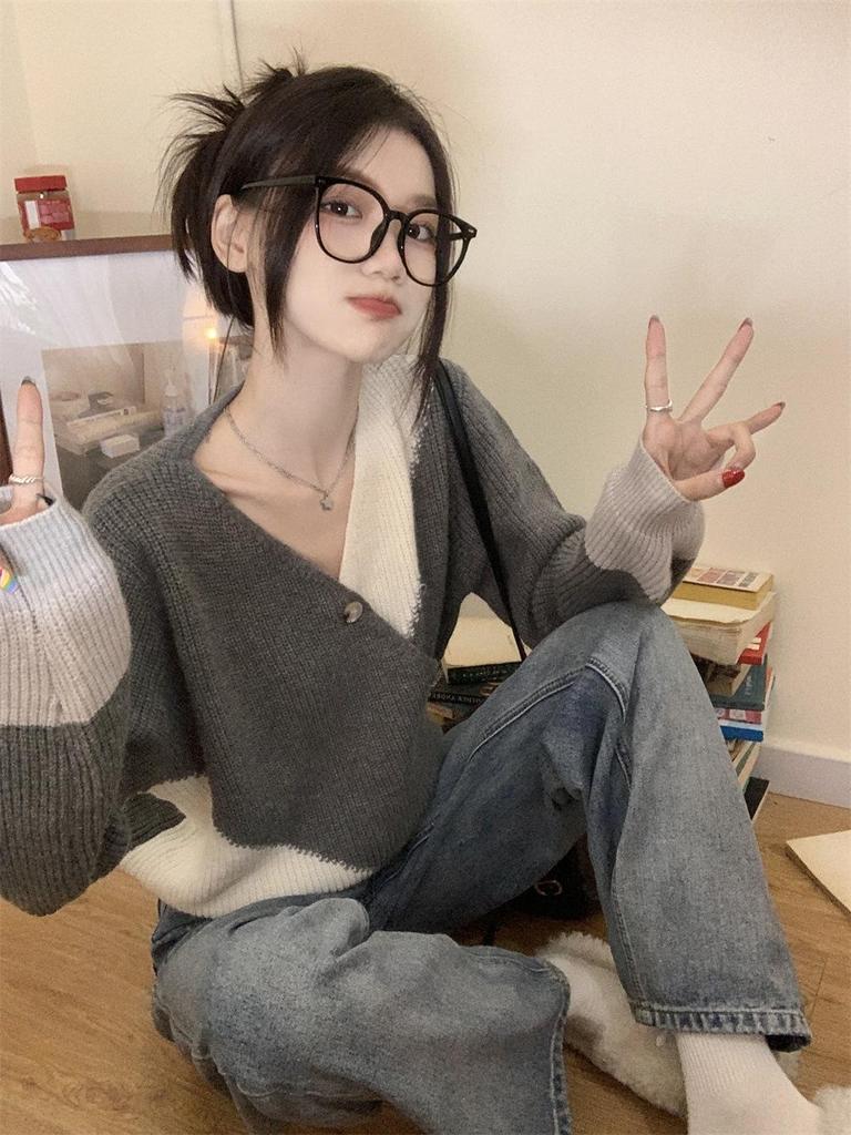 Vintage Color Block V-Neck Women's Sweater - Autumn/Winter Korean Style, Casual Slim Fit with Diagonal Button Detail