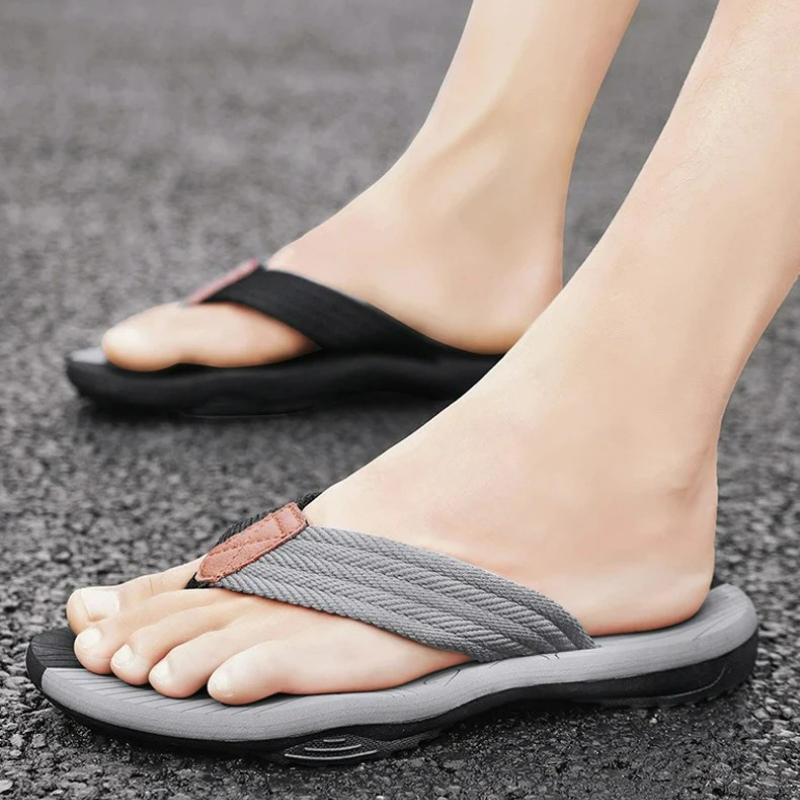 Men's Flip Flops 2026 Summer New Slippers Comfortable Pinch Toe Flat Sandals Lightweight Casual Slippers Non-slip Beach Slippers