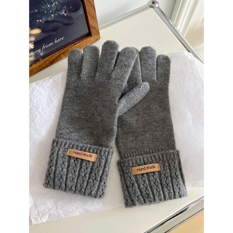 The Five Fingered Gloves for Women Keep Warm In Autumn and Winter. The Finger Touching Screen Has Holes To Protect Hands From The Cold