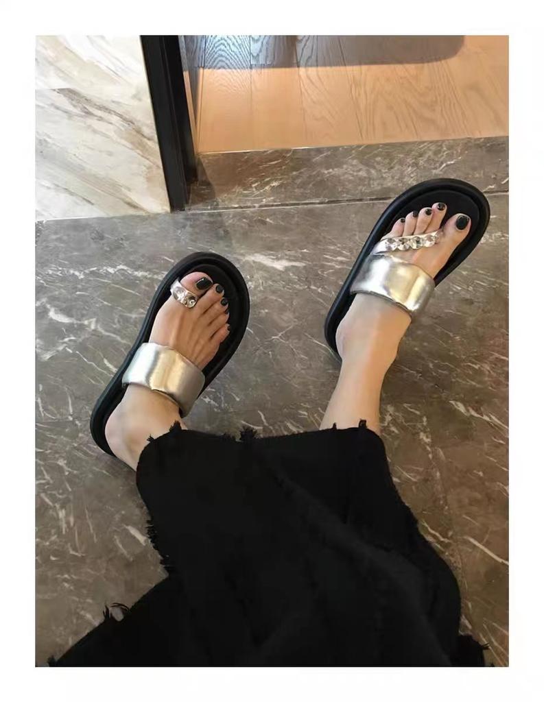 Feeling of Stepping On Shit! Slippers Women's Summer Wear French Fairy Wind Non-slip Thick Bottom Word with Rhinestone Toe Sandals