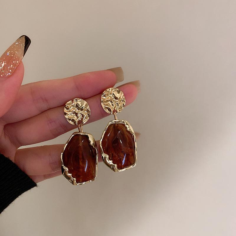 Maillard coffee color geometric earrings 2025 light luxury high-end temperament stud earrings niche retro style earrings