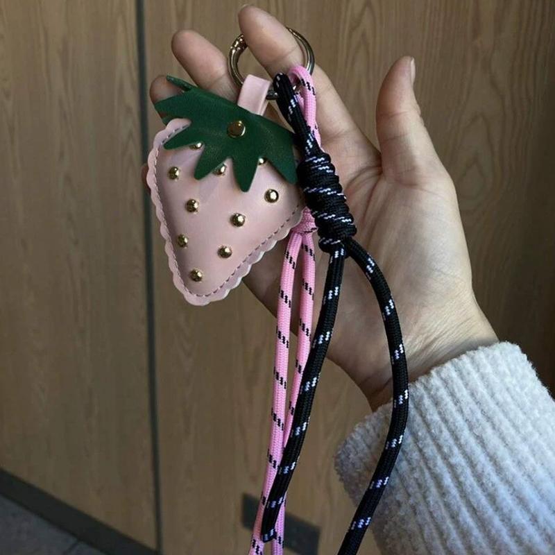 Süße Leder Erdbeer-Taschenanhänger Schlüsselanhänger mit Nylonseil Ästhetische Rucksack-Accessoires Für Frauen Geschenk