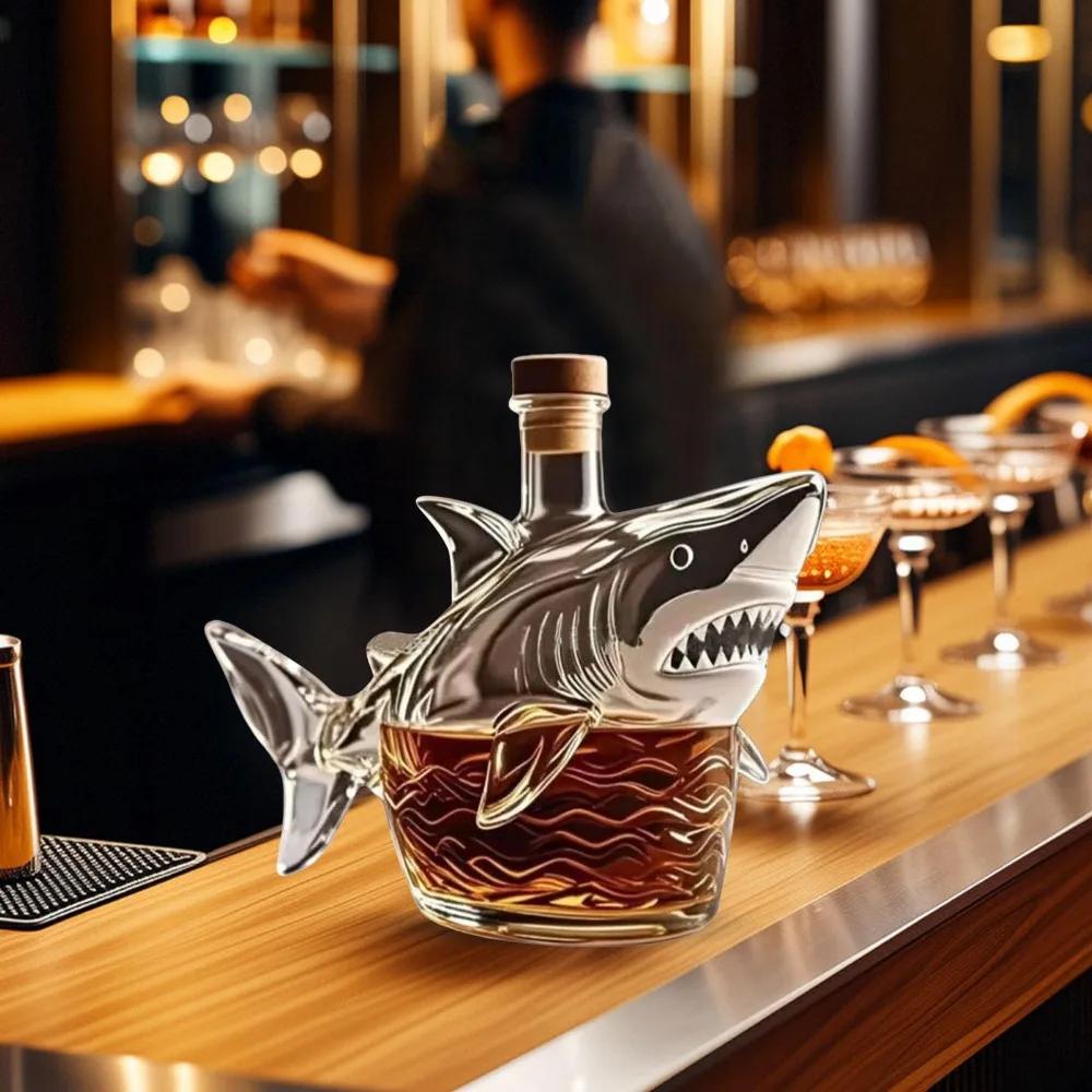 Sticlă de Whiskey distractivă Jaws 50th 320 ml Statuetă Rechin Sticlă de Vin Statuetă Tematică Gravată 3D Decantor de Vin Bar de Casă