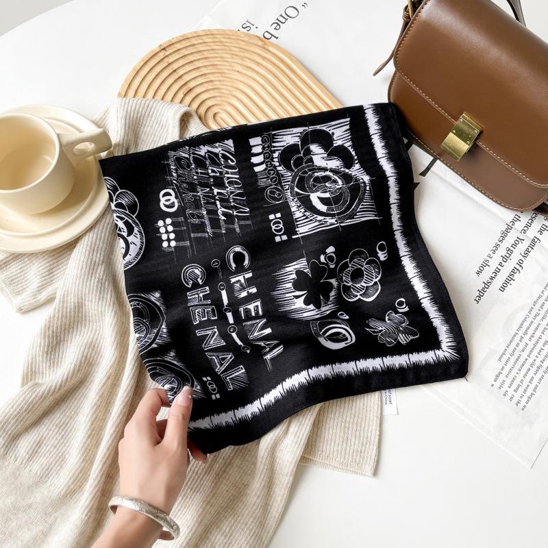 

70 * 70 Four Seasons Доступен Новый женский маленький квадратный шарф, высококачественный шарф с буквенным принтом, профессиональный шарф, атласный шарф 70*70cm