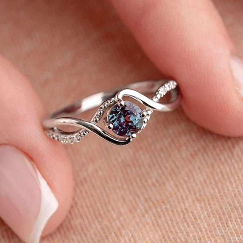 Huitan Elegant Women Ring Twist Design Inlaid Sparkling Blue CZ Fashion Party Engagement Noble Lady Accessories Delicate Zircon