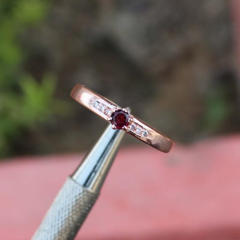 

Кольцо круглой формы с красным гранатом 5 мм, кольцо из стерлингового серебра 925 пробы, кольцо с красным драгоценным камнем, обручальное кольцо, подарок для женщин 10 US красный