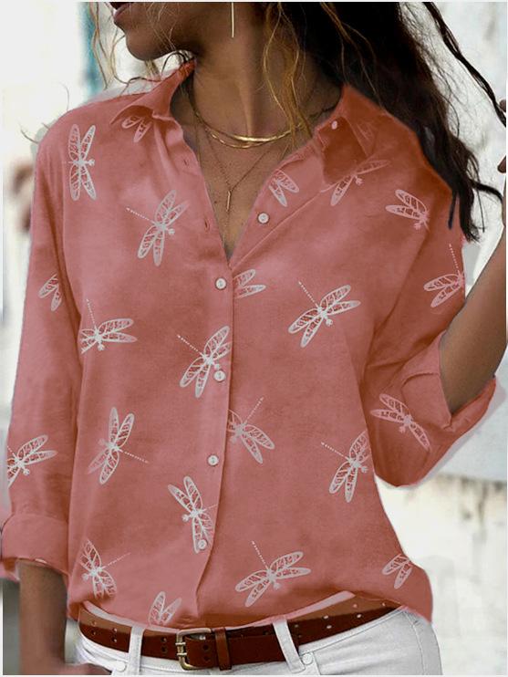 

Блузка женская приталенная с длинным рукавом и лацканами с принтом стрекозы 5XL розовый