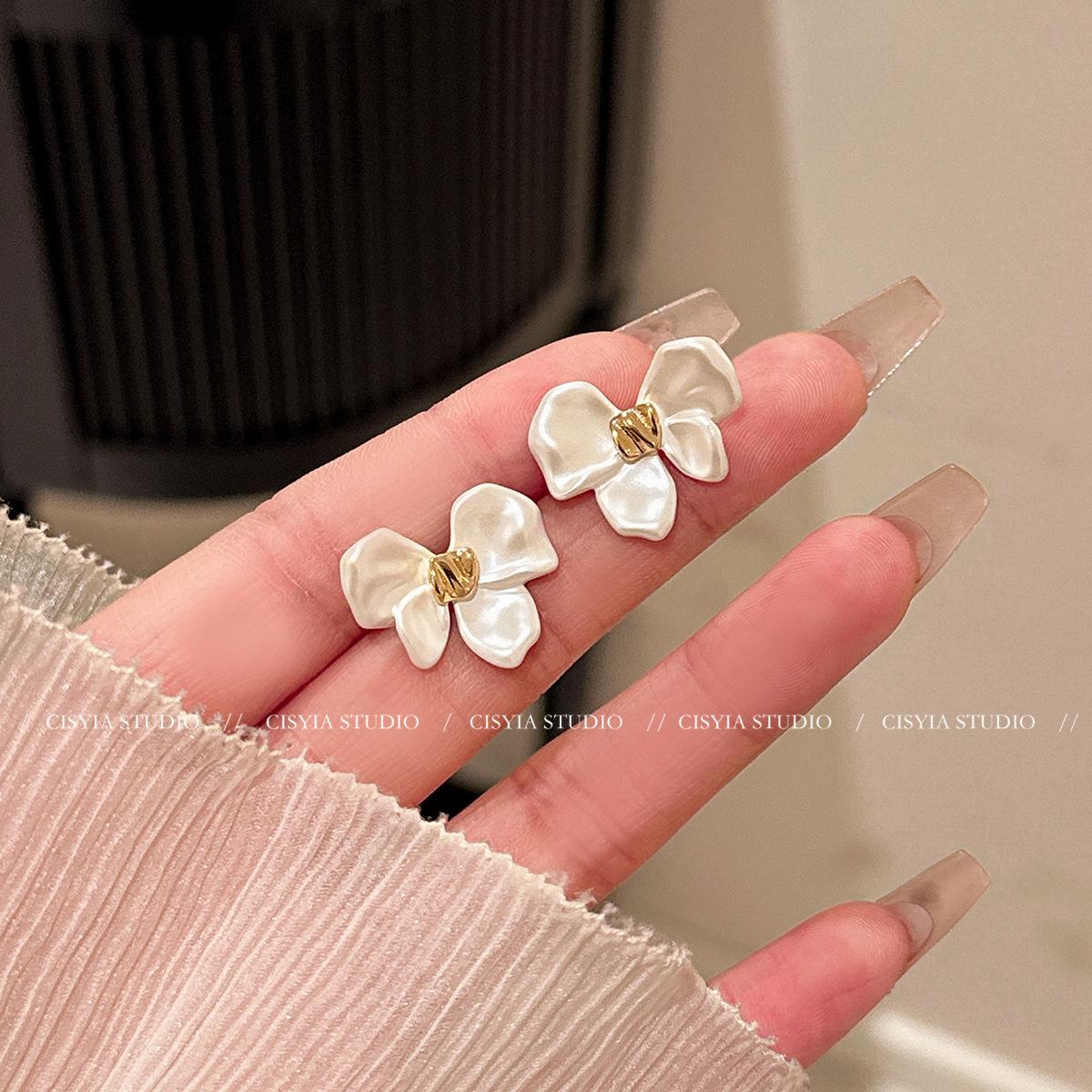 

Серьги-капли с цветами — это простые, маленькие серьги, с освежающим характером, нишевые, модные и универсальные, а также высококлассные серьги.