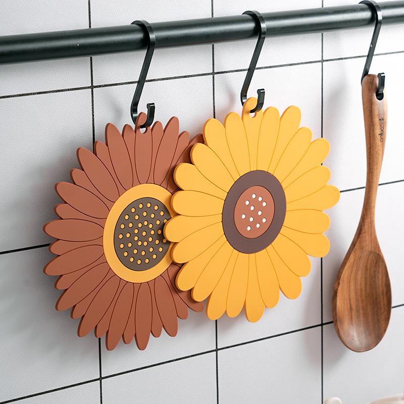 2pcs Silicone Trivet Mat Cute Sunflower Anti Scalding Mat, Heat Insulation Pat for Dishes, Soft Silicone Meal Mat Table Anti Slip Coaster