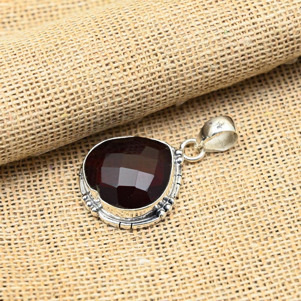 Nádherný červený granátový drahokam Ručne vyrobený 925 rýdze striebro Šperkový prívesok pre ženy