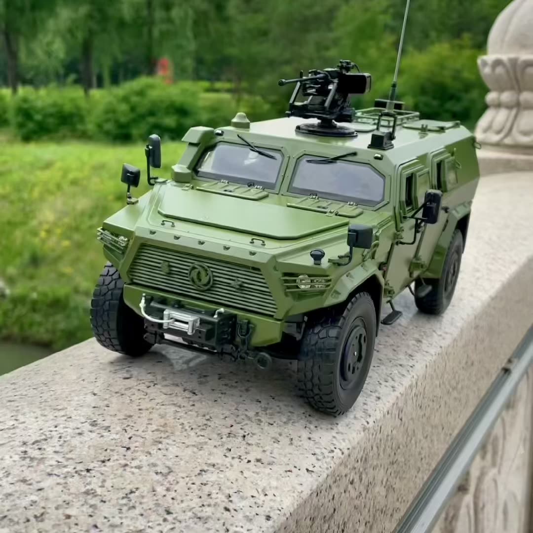 

1:18 военных бронированных автомобилей Dongfeng Warrior Металлическая модель автомобиля Со звуком и светом Детская игрушка Коллекционные предметы Подарок на день рождения зелёный