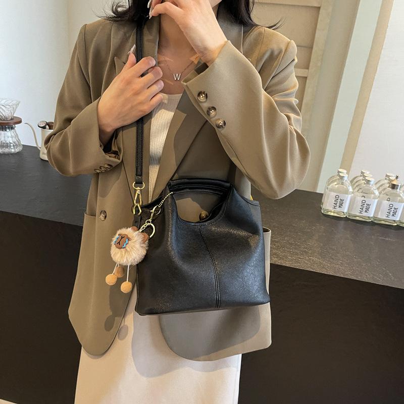 

Solid color commuter bag women s large capacity 2025 new autumn and winter foreign style messenger bag women s portable mother and child bag 28*12*19