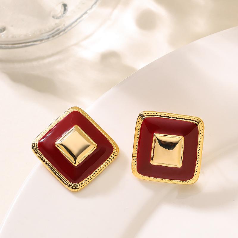 

French retro personalized small fragrant enamel drip glaze geometric square stud earrings simple and exquisite commuter daily earrings червоний