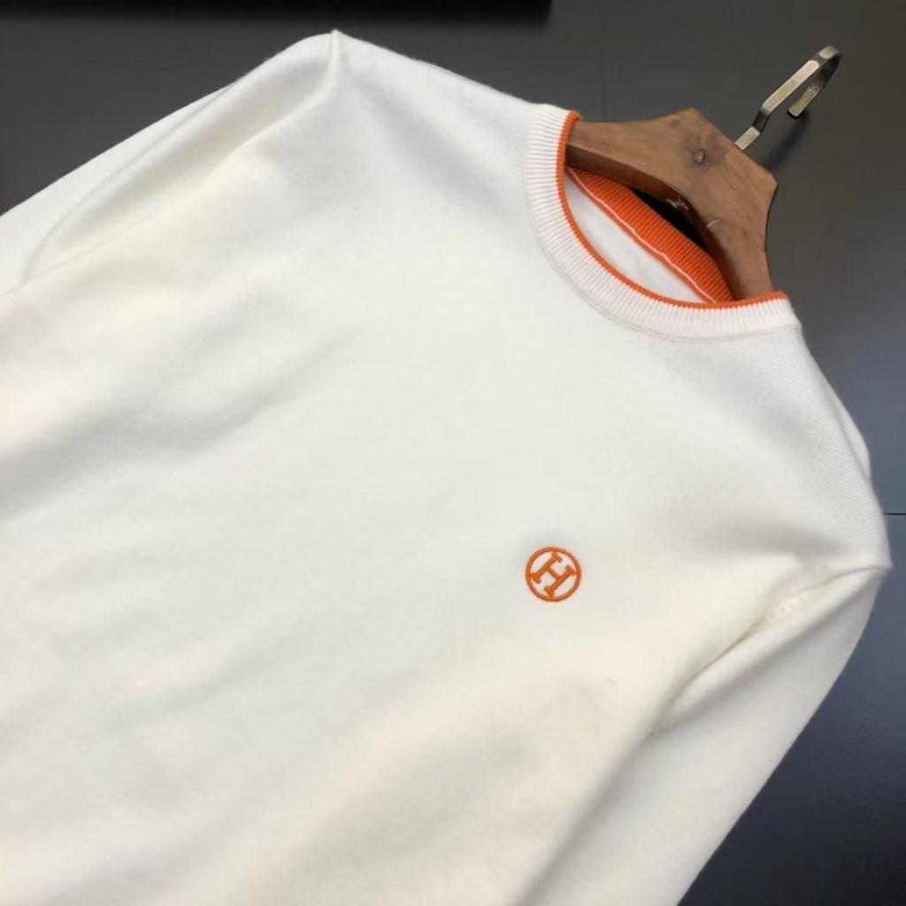 Trendy Chest-Embroidered Knit Sweater: Unisex Round Neck, Warm & Versatile for Autumn/Winter.