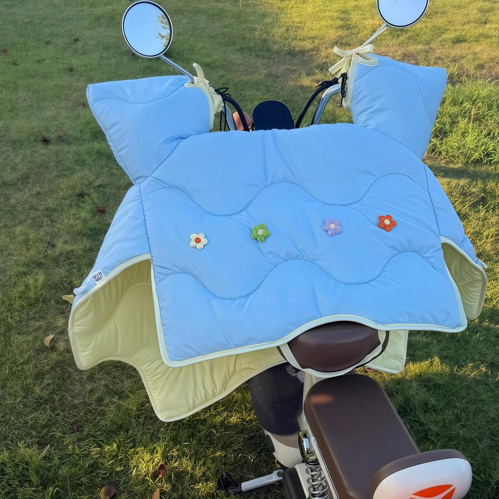 Cute Cartoon Universal Fleece-Lined Thickened Windshield for Winter Battery Cars