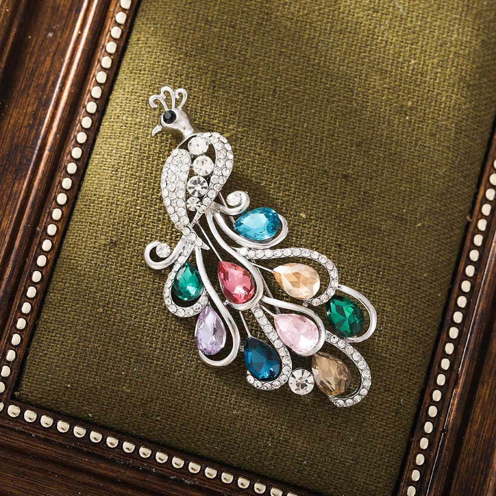 

SKEDS Luxury Shining Crystal Peacock Badges Pins For Women Men Elegant Classic Rhinestone Animal Boutique Brooches Accessories срібний