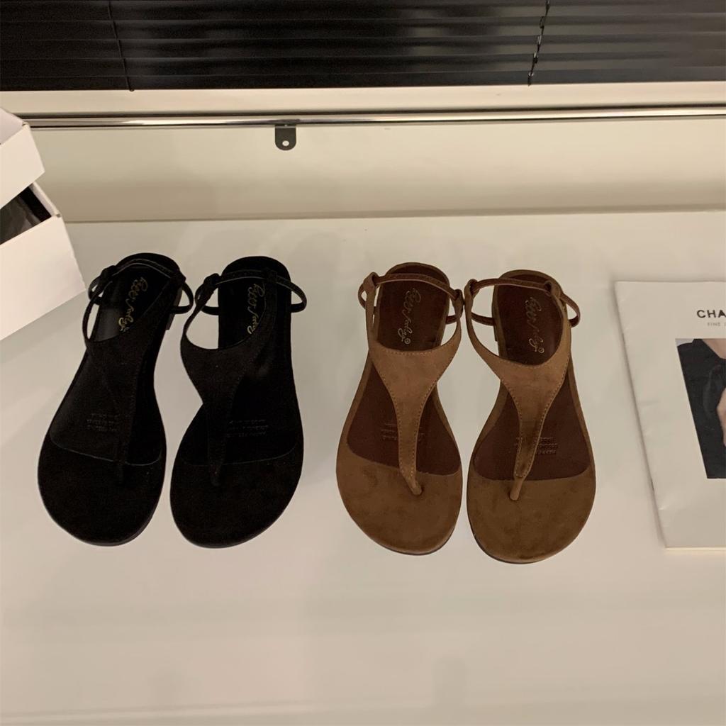 Flat-bottomed retro vacation wind pinch sandals fairy shoes 2025 new summer black versatile beach Roman shoes