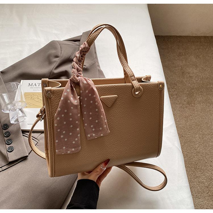 Large Capacity Summer New Lightweight Shoulder Bag Women's Trend 2025 Niche Design Portable Tote Messenger Bag