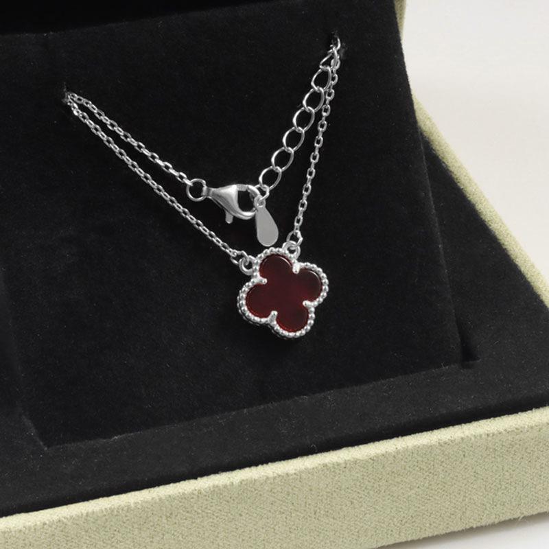 High-end Lucky Four-leaf Clover Necklace for Women 18k Agate High-end Carved Clavicle Chain