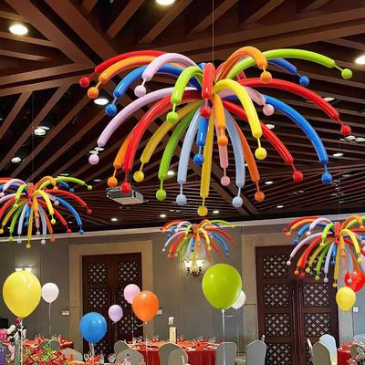 Longs ballons en forme de feu d'artifice coloré à la dopamine pour des fêtes d'anniversaire créatives et des décorations