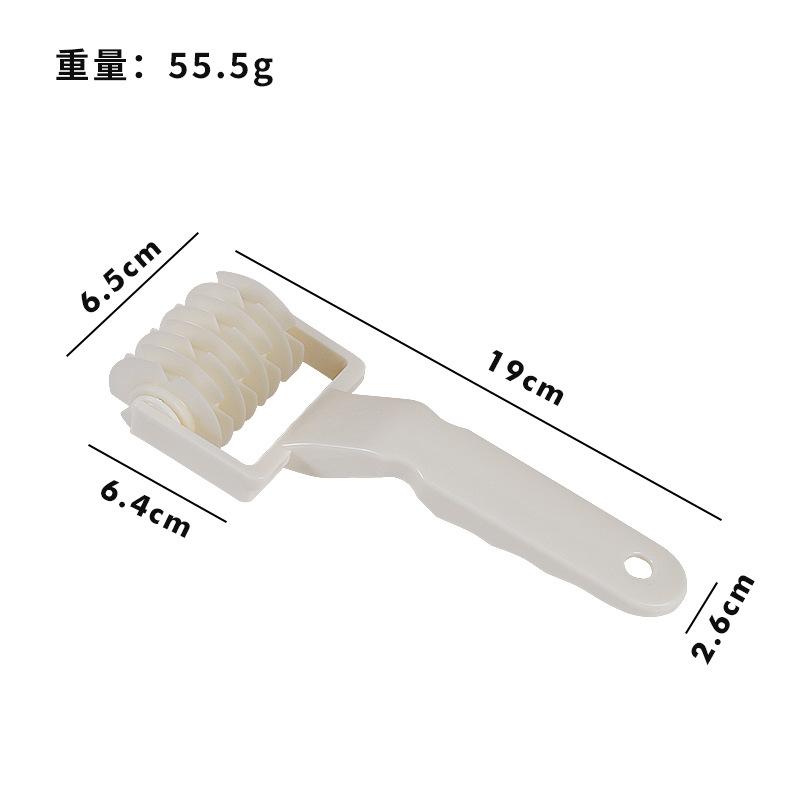 Malé nástroje do pečicí kuchyně, plastové kráječe na pizzu, mřížkové kráječe, velké a malé drátěné válečky na pizzu