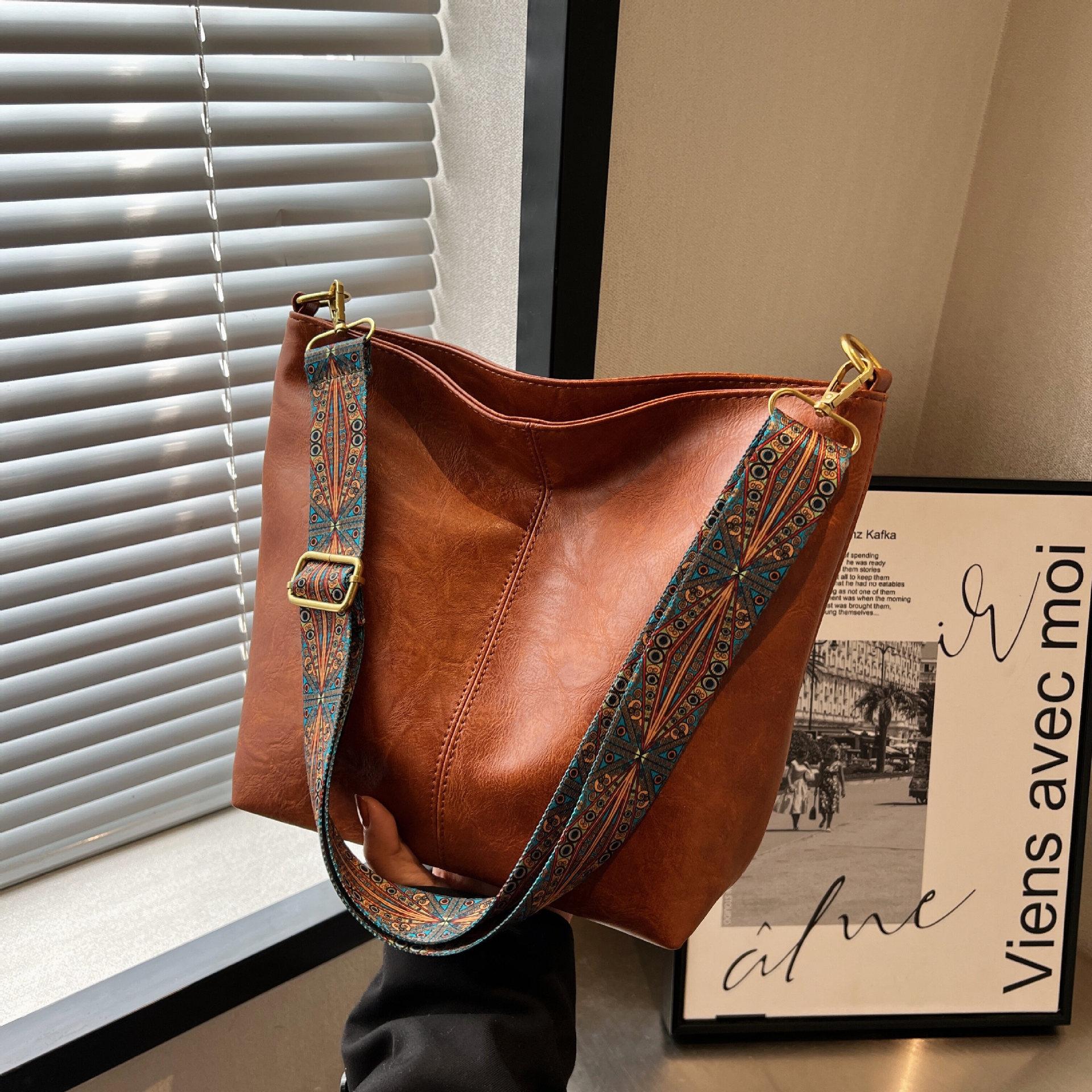 

Vintage Solid Color PU Leather Shoulder Bag for Women, Large Capacity Crossbody Bag with Fashion Wide Geometric Strap коричневий