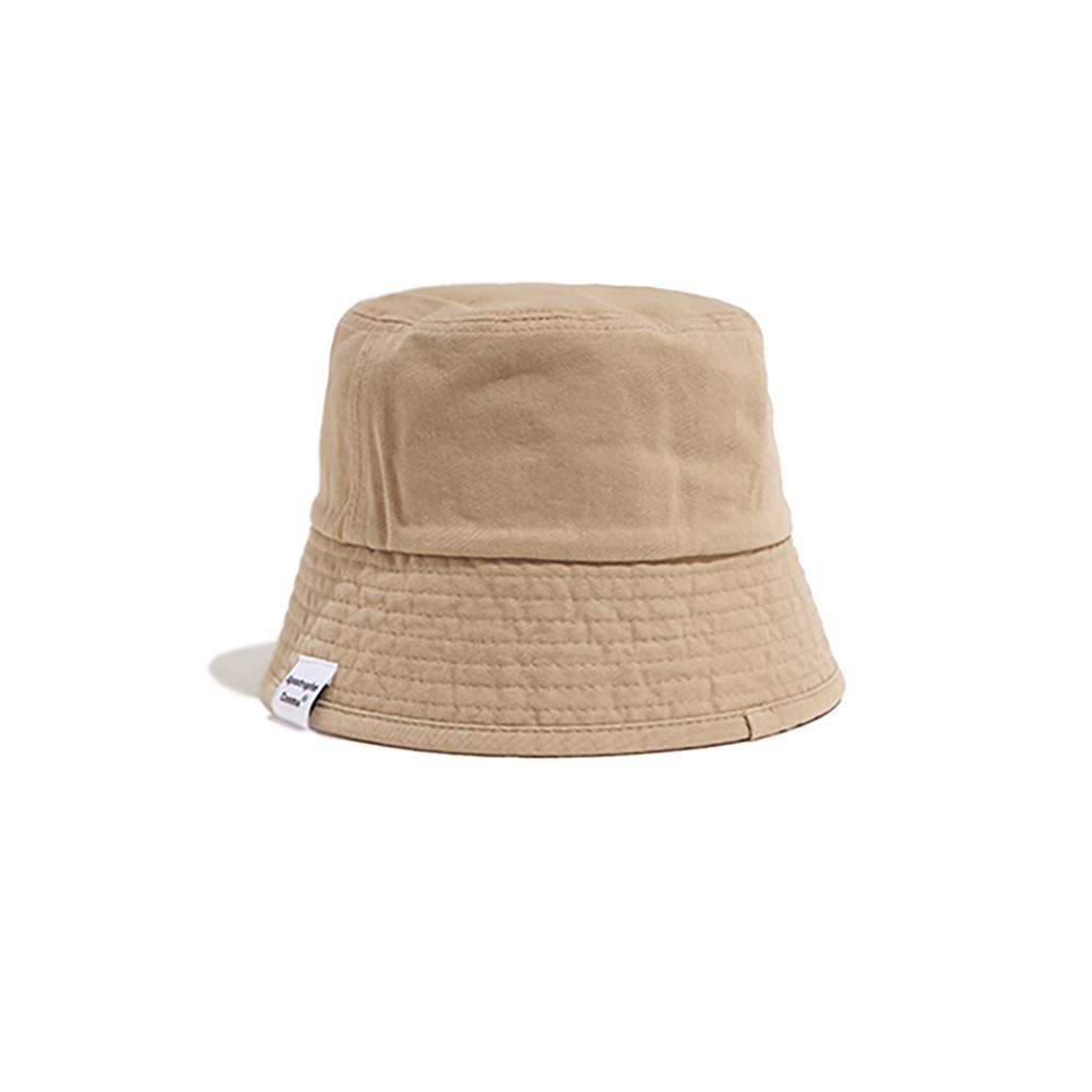 APOSTROPHE COMMA Double-Line Point Label Bucket Hat (Beige)
