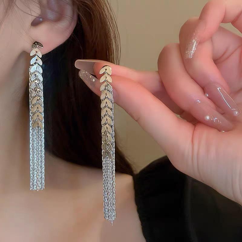 Elegant Wheat Tassel Stud Earrings: Fashionable & Unique Design